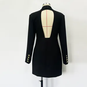 Dettaglio posteriore di un abito blazer nero con scollo a V profondo e colletto di strass.