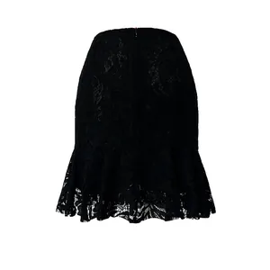 Detalle de una elegante falda de encaje negro ajustada con dobladillo de volantes