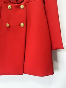 Vista dettagliata di un abito blazer rosso di lusso con bottoni dorati e revers in strass