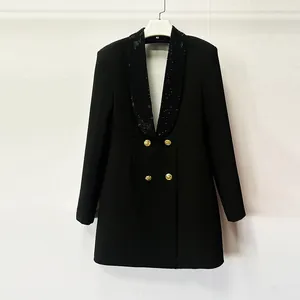 Elegante abito blazer nero con elegante risvolto a scialle in strass e bottoni