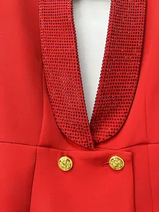Vista dettagliata del vestito blazer rosso con collo di strass e bottoni dorati