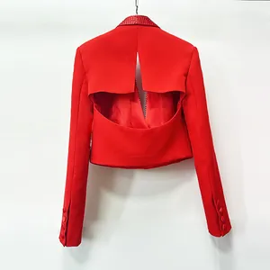 Dettaglio blazer corto rosso con collo a scialle in strass e schiena scoperta