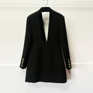 Elegante abito blazer nero con scollatura a V sulla schiena e colletto con strass.