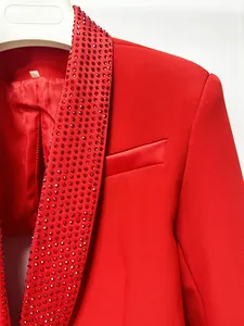 Dettaglio dei lussuosi strass rossi incastonati sul collo a scialle della giacca blazer