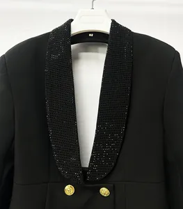 Dettaglio del lussuoso colletto a scialle nero con strass scintillanti sull'abito blazer