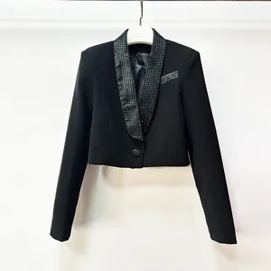 Elegante blazer corto nero con collo a scialle borchiato da donna