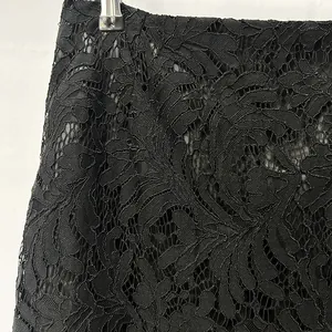 Primer plano que muestra la delicada textura de encaje floral negro en una falda elegante