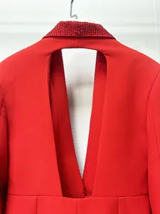 Dettaglio dell'elegante blazer rosso da festa con collo a scialle in strass e schiena scoperta.