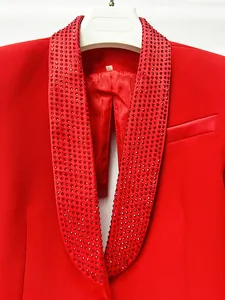 Primo piano di un blazer rosso con elegante collo a scialle decorato con strass