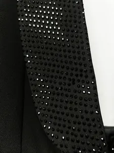 Primo piano di un elegante abito blazer nero con uno squisito collo a scialle di strass