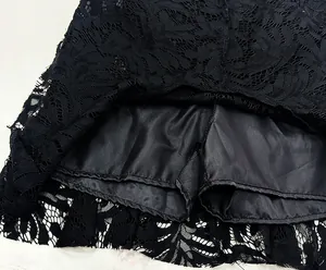 Detalle de falda de encaje negro que muestra el forro interior de los pantalones cortos