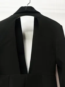 Vista posteriore di un abito blazer nero con schiena scoperta a V profonda e collo a scialle