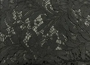 Primer plano macro que muestra los intrincados patrones florales del detalle de encaje negro.