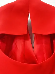 Dettaglio di un blazer rosso di lusso con apertura sulla schiena e decoro strass
