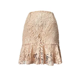 Vista detallada de una minifalda de encaje albaricoque con volantes y diseño floral