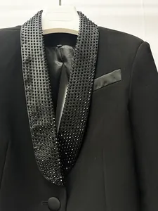 Primo piano del collo a scialle con strass neri scintillanti su elegante blazer da sera donna.