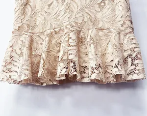 Detalle del dobladillo de falda de encaje floral beige con elegantes bordes volantes