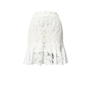 Detalle de falda de tubo de encaje blanco con un delicado dobladillo con volantes