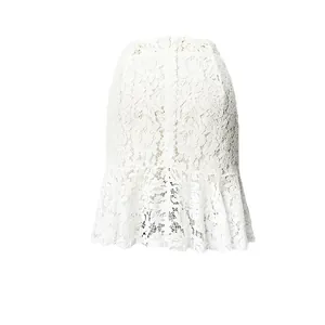 Primer plano de la elegante tela de encaje floral blanco con un dobladillo con volantes