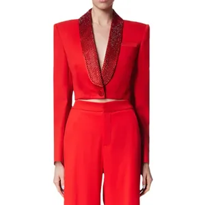 Elegante blazer corto rosso con revers a scialle in strass e completo pantaloni abbinati