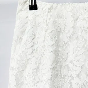 Primer plano de la elegante textura de encaje floral blanco y detalles de la cintura de falda