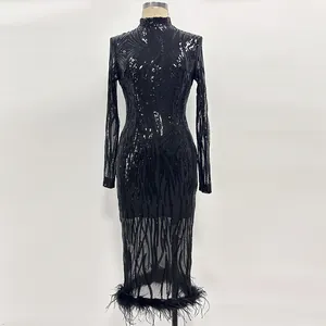 Detailansicht eines schwarzen Pailletten-Abendkleids mit Federsaum und Netzhüllen