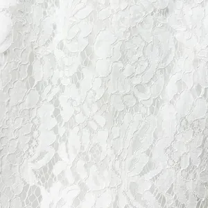 Macro detalle de elegante tejido de encaje floral blanco con patrones de malla fina
