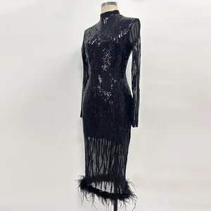 Seitenansicht eines eleganten schwarzen Abendkleids mit Pailletten und echten Federn