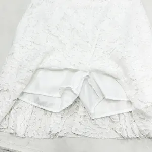 Detalle de falda de encaje blanco con un cómodo pantalón corto de seguridad integrado