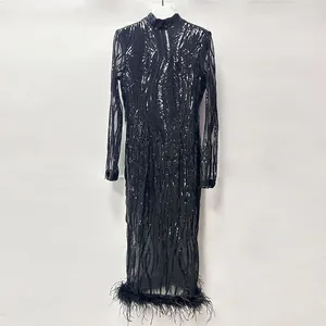 Detailansicht eines schwarzen Pailletten-Abendkleids mit Federsaum am unteren Rand.