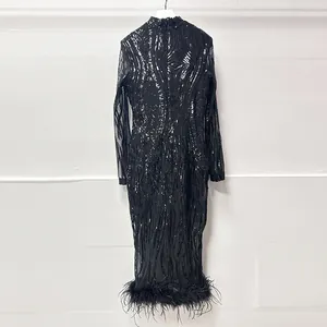 Detailansicht eines schwarzen Pailletten-Netzkleids mit elegantem Federbesatz