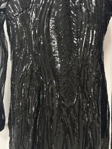 Nahaufnahme von komplizierten schwarzen Pailletten auf einem High-End-Abendkleid