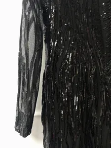Detaillierte Nahaufnahme der komplizierten schwarzen Paillettenmuster auf einem Abendkleid