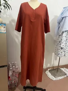 Détail d'une robe longue ample en coton et lin orange brûlé avec col en V