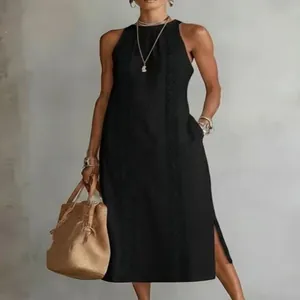 Stilvolles loses schwarzes ärmelloses Maxikleid mit Spitzenverzierungen und Seitenschlitzen
