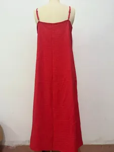 Vue détaillée du dos d'une robe longue caraco minimaliste en coton et lin rouge texturé