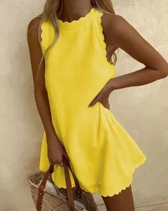 Detailansicht gelbes ärmelloses Mini-Kleid aus Baumwollleinen mit Wellensaum und Rundhals