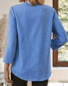 Vue arrière détaillée d'une chemise décontractée bleue en lin texturé pour femme