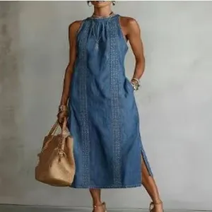 Detailansicht eines stilvollen ärmellosen Denim-Maxikleides mit Rundhalsausschnitt.