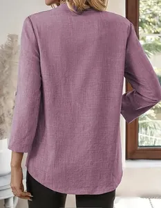 Détail de la vue arrière d'une chemise ample violette en lin montrant la texture