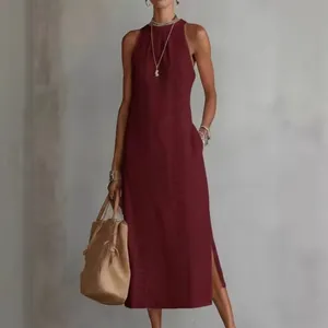 Elegantes weinrotes ärmelloses loses Midikleid mit Rundhalsausschnitt und Seitenschlitz