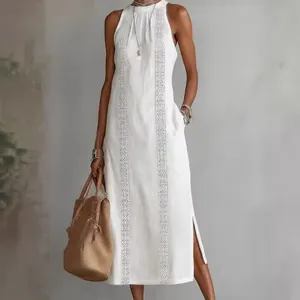 Böhmisches weißes ärmelloses Maxikleid mit Spitzenbestickung und Seitenschlitzen