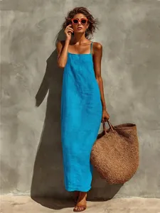 Vue détaillée d'une robe longue en coton et lin bleue à fines bretelles pour l'été.