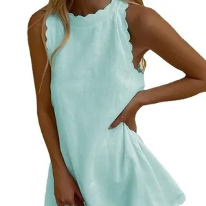 Ärmelloses hellblaues Mini-Sommerkleid aus Baumwolle und Leinen mit Wellensaum