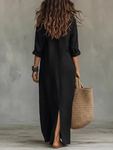 Vista trasera de vestido largo negro holgado con bolso bohemio de paja tejida