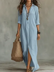 Detalle de un vestido largo bohemio azul claro con solapa y abertura frontal