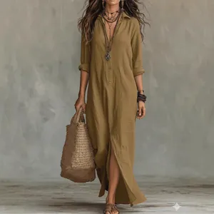 Vista detallada de un vestido camisero largo verde oliva con abertura frontal y accesorios