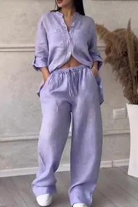 Completo in lino lavanda con camicia a maniche lunghe e pantaloni ampi con coulisse