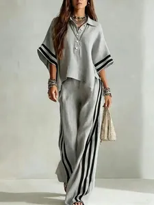 Elegante conjunto de dos piezas gris para mujer con rayas negras, camisa y pantalón holgados