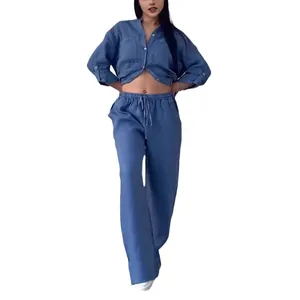 Completo casual in lino blu con camicia e pantaloni sportivi a gamba larga.